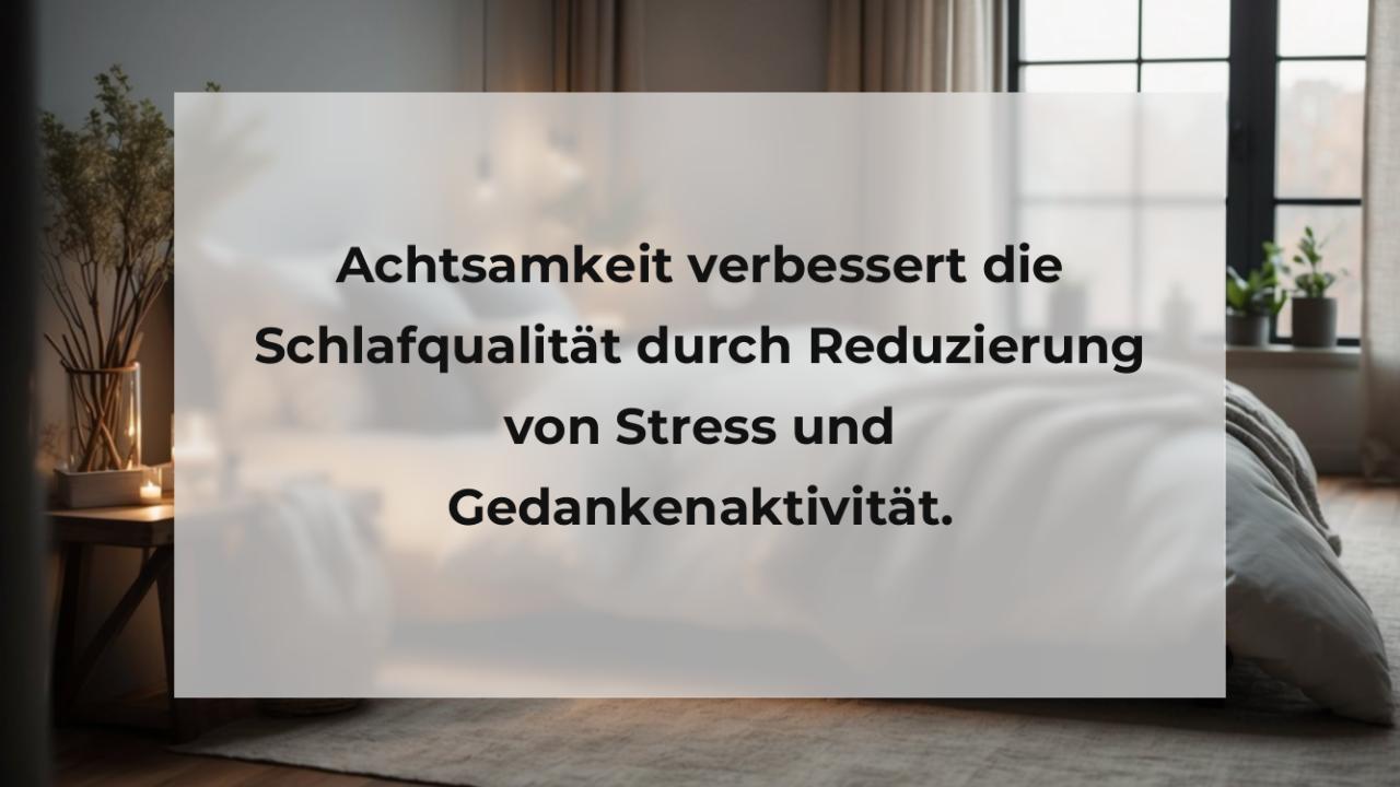 Achtsamkeit verbessert die Schlafqualität durch Reduzierung von Stress und Gedankenaktivität.