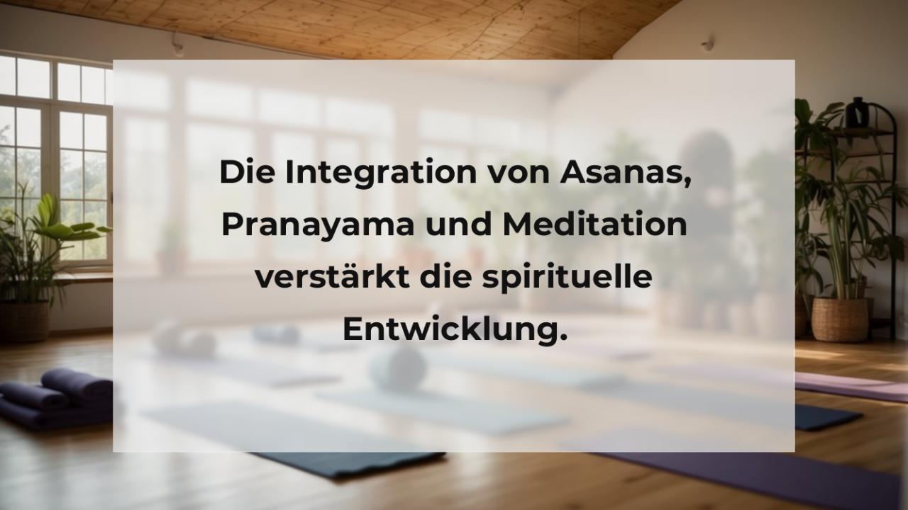 Die Integration von Asanas, Pranayama und Meditation verstärkt die spirituelle Entwicklung.