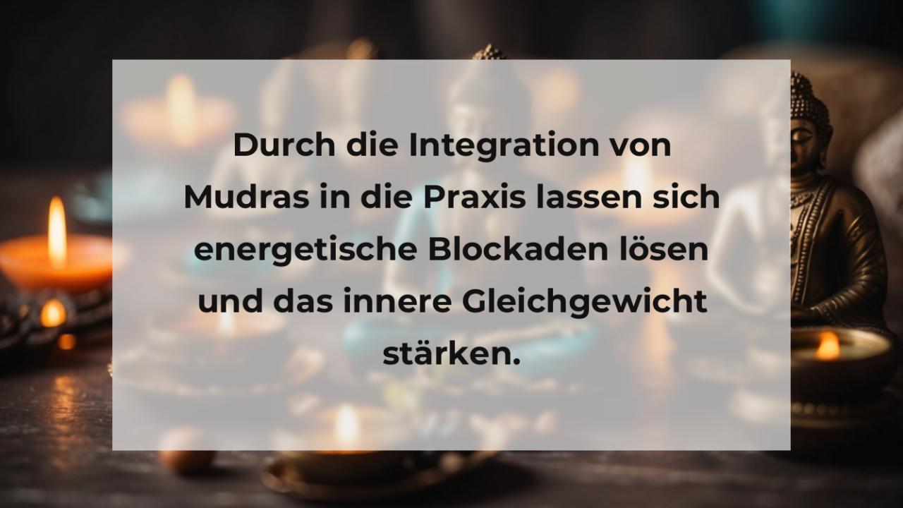 Durch die Integration von Mudras in die Praxis lassen sich energetische Blockaden lösen und das innere Gleichgewicht stärken.