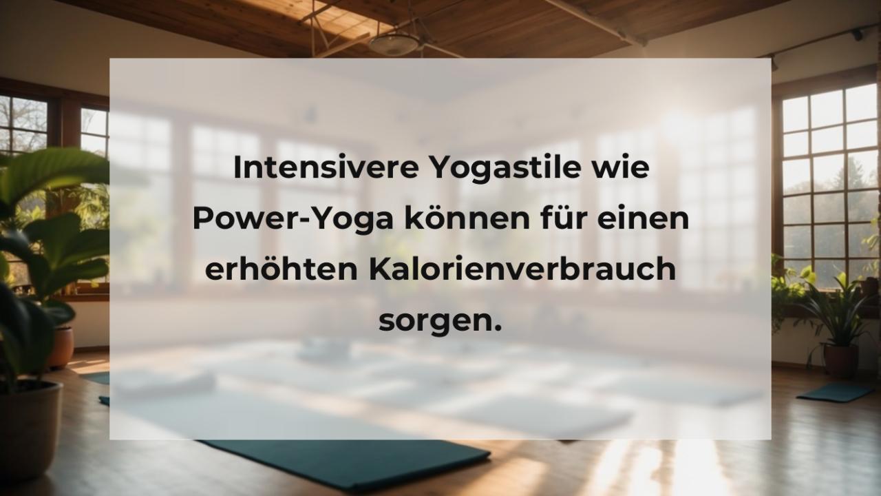 Intensivere Yogastile wie Power-Yoga können für einen erhöhten Kalorienverbrauch sorgen.