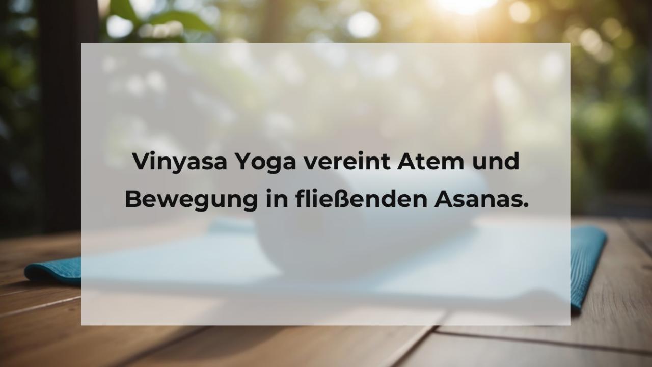 Vinyasa Yoga vereint Atem und Bewegung in fließenden Asanas.